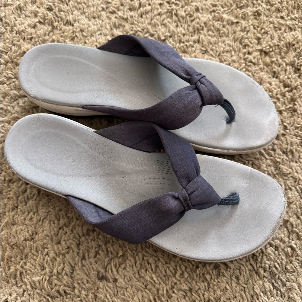 Clark’s women flip flop sandal 10
